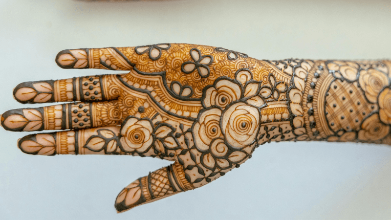 It is obtained from Mehndi plant and is without any chemicals. It is safe for the skin and is usually dark brown in color.
