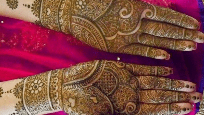 These designs are detailed and rich, and completely cover the hands and feet.